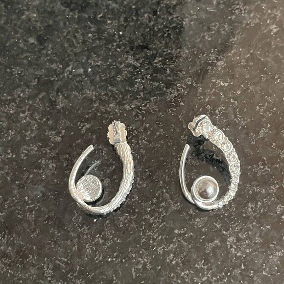 Avon Ellea Hoop Earrings Rhinestone Butterfly Closure Silver Tone - Picture 5 of 5